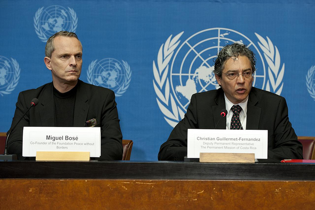 Miguel Bosé, Co-Founder of the Foundation Peace without borders, and Christian Guillermet-Fernandez, Deputy Permanent Representative of Costa Rica to the United Nations and Chairperson-Rapporteur of the Working Group during the press conference on Peace Rights in 2013.Credit: UN Geneva / Violaine Martin